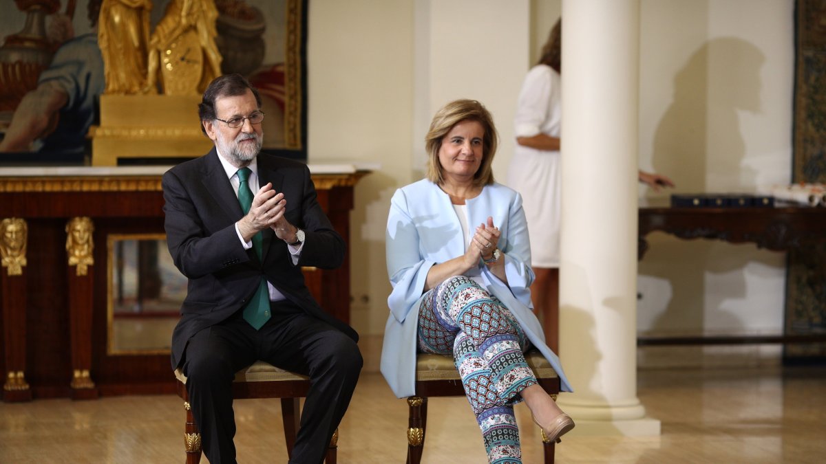 Archivo - Mariano Rajoy y Fátima Báñez en el acto de entrega de las Medallas de Oro al Mérito en el Trabajo