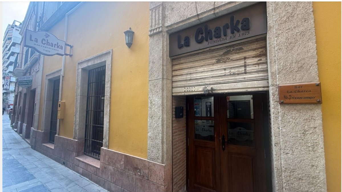 Fachada del bar La Charka, en la calle Trajano.