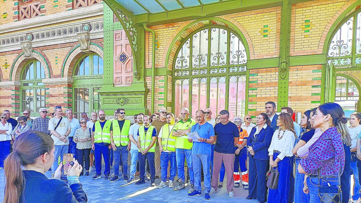Concentración junto a la vieja estación de tren de Almería.