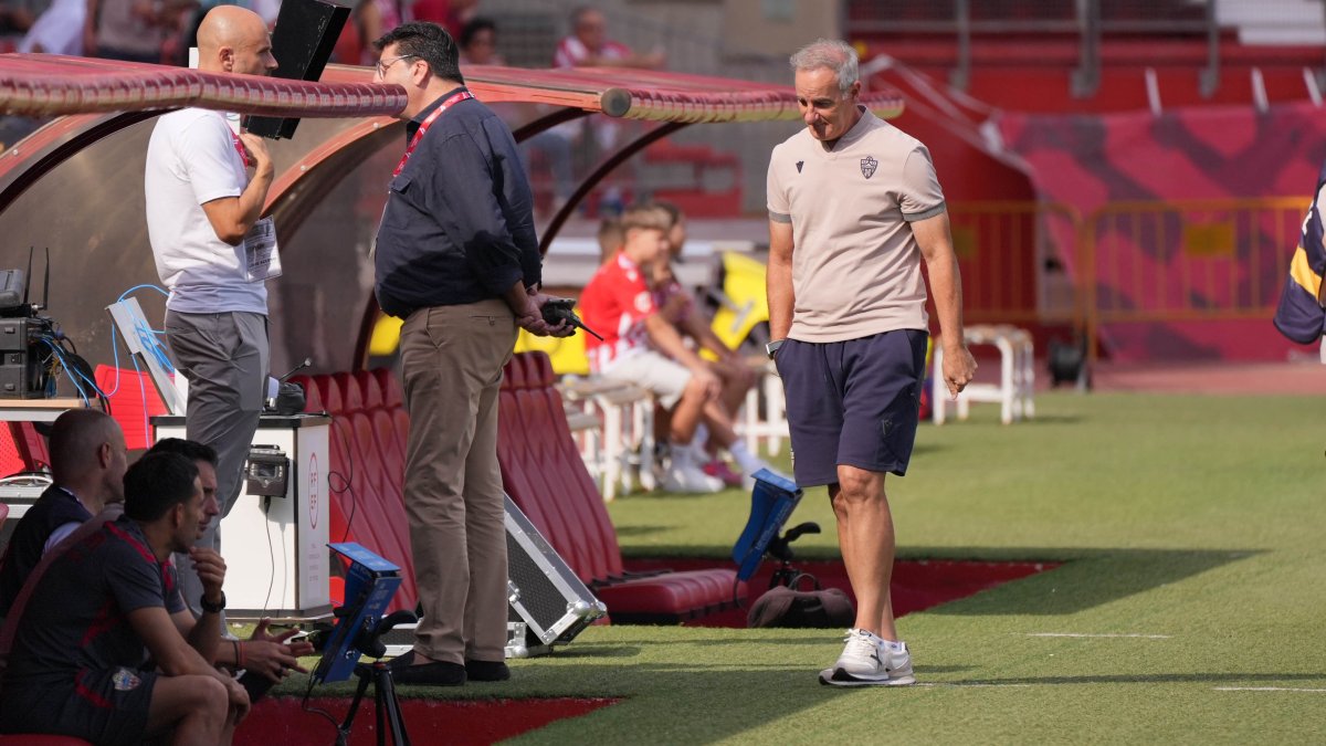 Javi Fernández, pensativo en la banda del Estadio de los Juegos Mediterráneos.