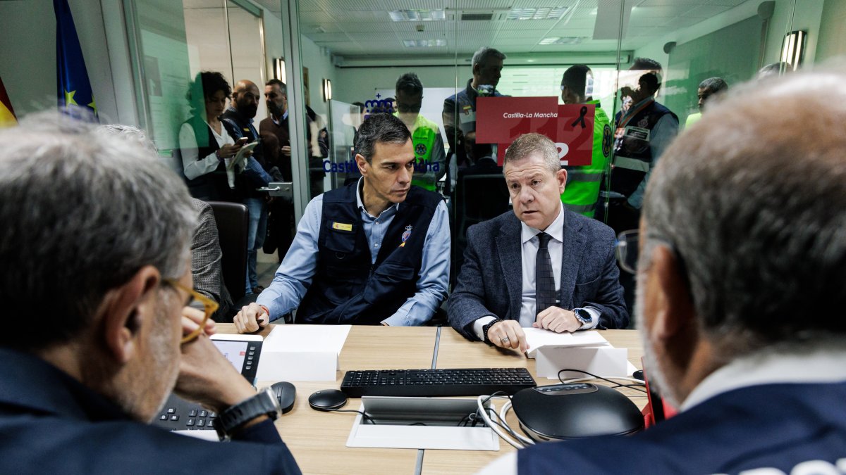 El presidente del Gobierno, Pedro Sánchez (i), y el presidente de Castilla-La Mancha, Emiliano García-Page (d), a su llegada a la reunión del Centro de Coordinación Operativa Integrado (CECOPI), en el Centro 112 de Toledo, a 30 de octubre de 2026, en Tole