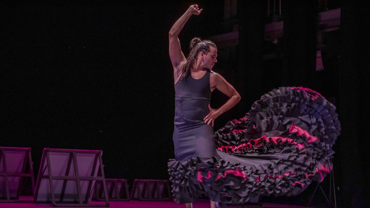 ‘Empaque’ convence al Teatro Apolo en el equilibrio entre los malabares, la poesía y el rigor flamenco