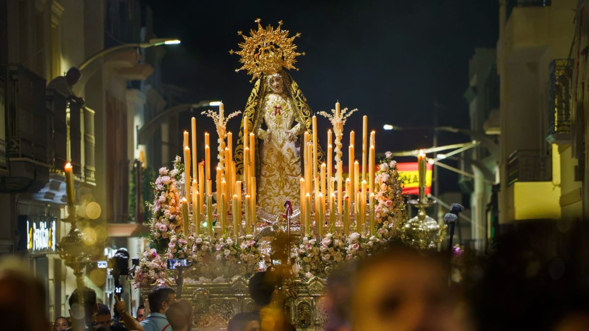 La Virgen de las Angustias, patrona de Vera, durante la procesión en la conmemoración de su coronación.