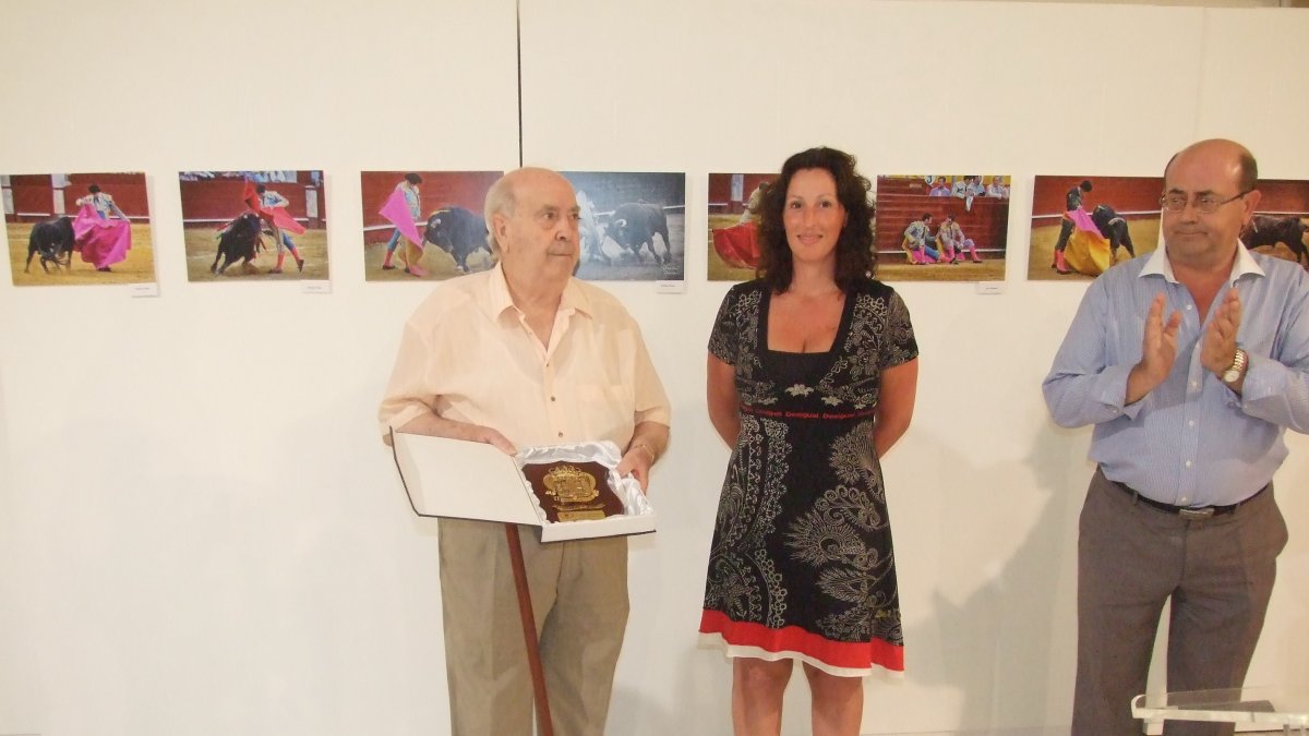 Juan Aguilera Ruiz, junto a su hijo, Juan Aguilera, y María del Mar Vázquez, hoy alcaldesa de Almería, recibiendo en 2013 una distinción por su aportación de carteles a una muestra del Foro Cultural 3 Taurinos 3.