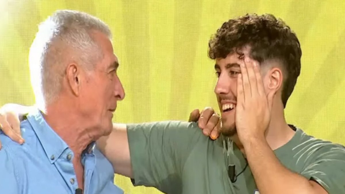 El presentador Manolo Sarria subió a 'Sierra Nevada', el quinto escalafón, para felicitar al almeriense Daniel Tejón.