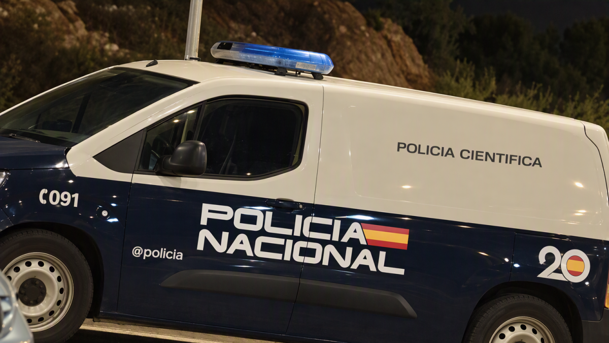 Vehículo de la Policía Científica en el entorno de Ikea.