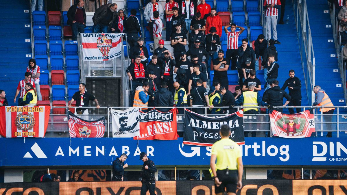 Zona visitante de la afición del Almería en el campo de Ipurua.