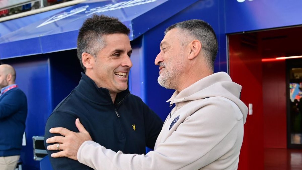 García Pimienta salud a Arambarri en la previa del Eibar-Almería.