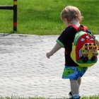 Un niño con la mochila a la espalda.