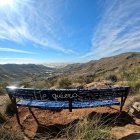 El banco de los te quiero en un mirador de Vícar.