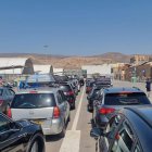 Vehículos hacen cola para entrar al puerto en la OPE, en una foto de archivo.