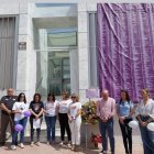 Concentración celebrada ayer en memoria de Maite Corral en la oficia del SAE donde trabajaba.