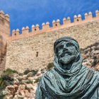 Estatua de Jayrán frente a la Alcazaba