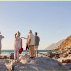 Turistas seniors en una playa de Almería.