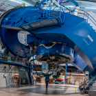 Ana Guijarro, científica empleada en el Observatorio del Calar Alto, con el gran telescopio.