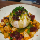 Ensalada de burrata con salmorejo de tomate raf y pesto.