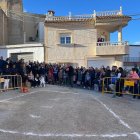 Participante del campeonato se prepara para lanzar su olla.