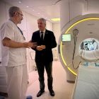 Bernardino Nieto y Juan de la Cruz Belmonte junto a una de las máquinas de resonancia del Poniente.