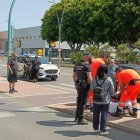 Los equipos sanitarios aseguran en la camilla a la mujer accidentada.