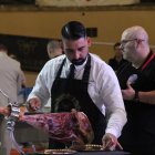 Antonio Ortuño, de Ibéricos Ortuño cortando jamón.