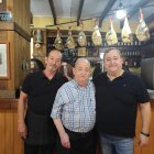 El equipo tras la barra de la histórica Bodega Montenegro.