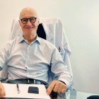 El Dr. Pedro Luis Ripoll en su despacho de la Clínica Ripoll y de Prado en Almería. Tradición médica y tecnología de vanguardia