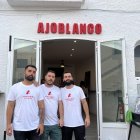 Blas, José Francisco y Diego Bautista en la puerta de nuevo bar 'Ajoblanco'