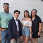 Paco y Manoli con sus dos hijos.
