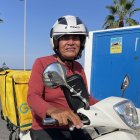 Neuro con su moto de reparto.