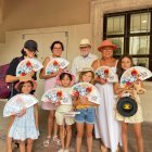 Una madrugadora familia con sus abanicos.