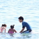 Juan Pedro Barranco, Técnico de Medio Ambiente de Holcim Carboneras, en la actividad acuática adaptada, junto a niñas de la asociación Carboneras Inclusiva