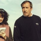 La periodista 'Chiky' Trillo y el golfista español, Severiano Ballesteros en la playa de Somo