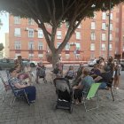 Las señoras se reúnen cada tarde en su plaza