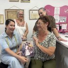 Lola Pomedio, Mariola Pérez, Sara Pérez y Mercedes Pérez, sosteniendo el cuadro de su familia que siempre tienen en el taller.
