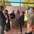 La consejera de Educación junto al alcalde y responsables del CEIP Nueva Andalucía de Adra.