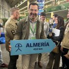 Juan Manuel Moreno Bonilla, presidente de la Junta de Andalucía, con un cartel de Almería en el congreso que se celebra en Sevilla.