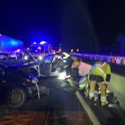 Bomberos de Almería, durante el rescate de los atrapados en el accidente en Viator.