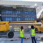 Rosario Soto y María del Mar Vázquez durante una visita a las obras que hay en marcha en el puerto