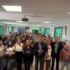 El alumnado del aula específica y de la ESO, con Francisco Alonso, Paola Laynez, Juani Núñez (docente del proyecto), el director del IES Azcona, Francisco Pérez y demás docentes