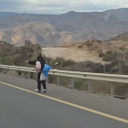 Un hombre andando por el arcén de la A7, cerca de Viator.