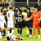 Anuar en el suelo después de que el colegiado Morilla Turrión pitara penalti a favor del Ceuta.