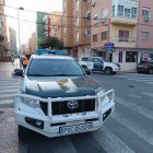 Un vehículo de la Guardia Civil durante una operación en la calle Jaúl de Almería.