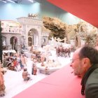 El alcalde de Vera observando con atención parte del Belén Monumental de 2025.