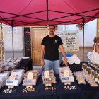 Benjamín en una feria vendiendo sus turrones artesanales 'made in': Olula de Castro.