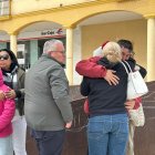 El alcalde garruchero junto al abuelo del menor fallecido, con gafas en la frente.
