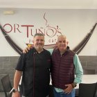 Manuel Martínez Ortuño, gerente de Puerto Café Ortuño's, y José Manuel Sánchez, jefe de cocina.