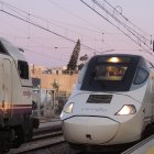 El Alvia haciendo maniobras en Huércal con la locomotora diésel 334 apartada.