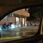 Vista del estanco atracado desde el interior de un vehículo.