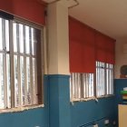 Los días de lluvia obligan a tapar las ventanas con papel para que el agua no entre.