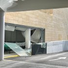 El viento rompe una cristalera en el Materno Infantil.